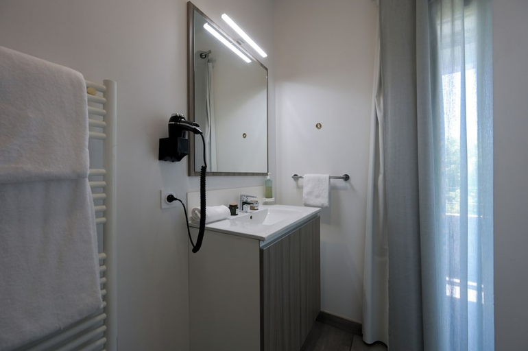 Bathroom 5, Nemea Appart Hotel So Cloud Lyon gare Part Dieu, Rhône