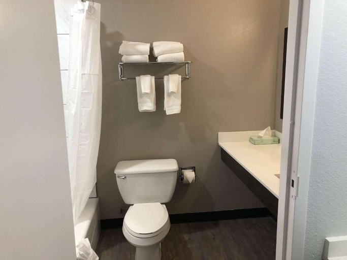Bathroom, Studio 6 Killeen TX, Bell