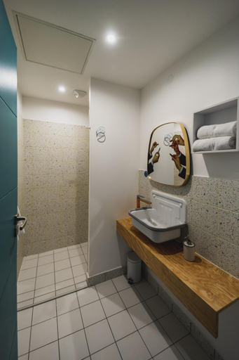 Bathroom 3, HOTEL LE TERRE SAINTE, Saint-Pierre