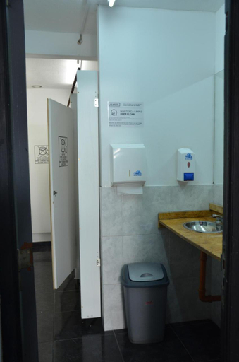 Bathroom 3, 531 Hostel, Capital