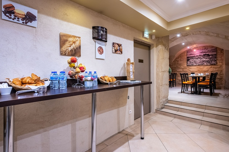 Food & Drinks 5, Hotel Saint Honore 85, Paris