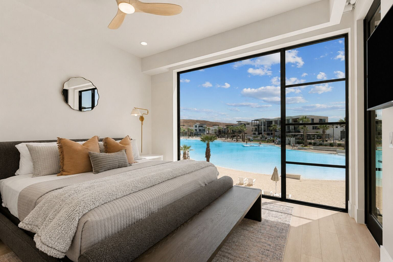 Room 5, Barefoot Beach Bungalow 9 Bedroom Home, Washington