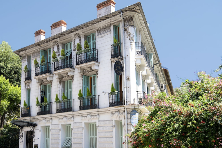Exterior & Views
