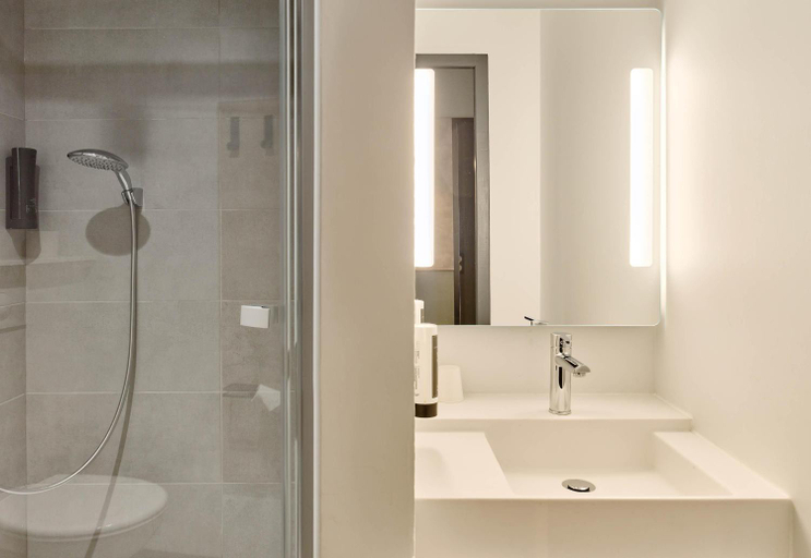 Bathroom 4, B&B HOTEL Cergy Pierrelaye, Val-d'Oise