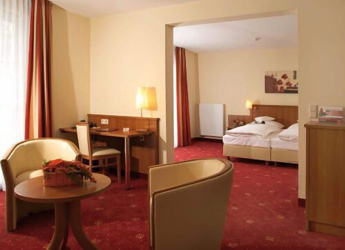 Bedroom 3, Waldhotel Nachtigall, Paderborn