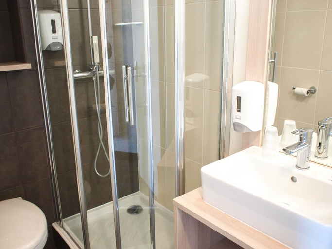 Bathroom 4, Hôtel Inn Design Restaurant Challans, Vendée