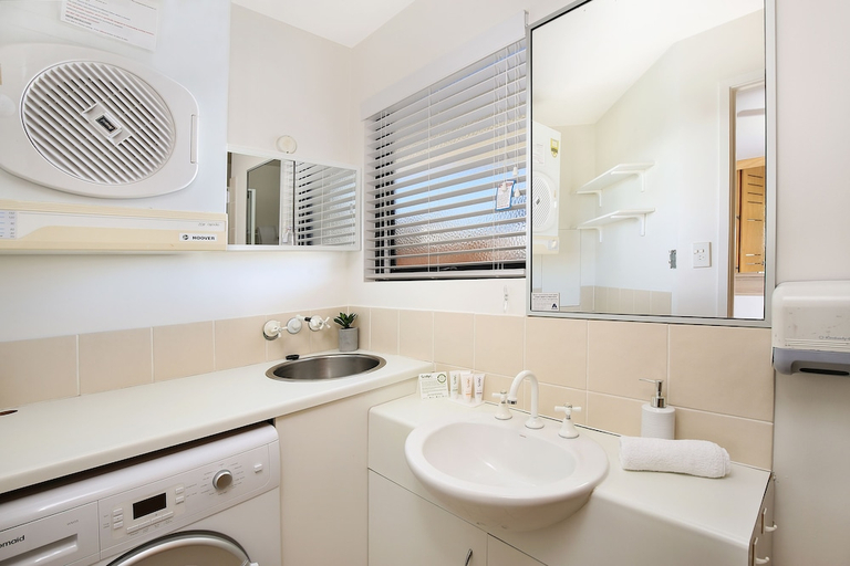 Bathroom 2, Beach Club Resort, Maroochy - Mooloolaba