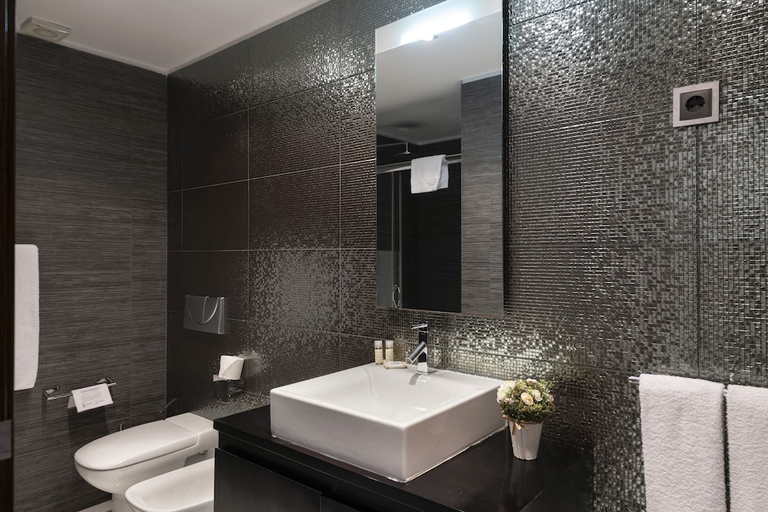 Bathroom 2, RK Suite Hotel, Ingombota