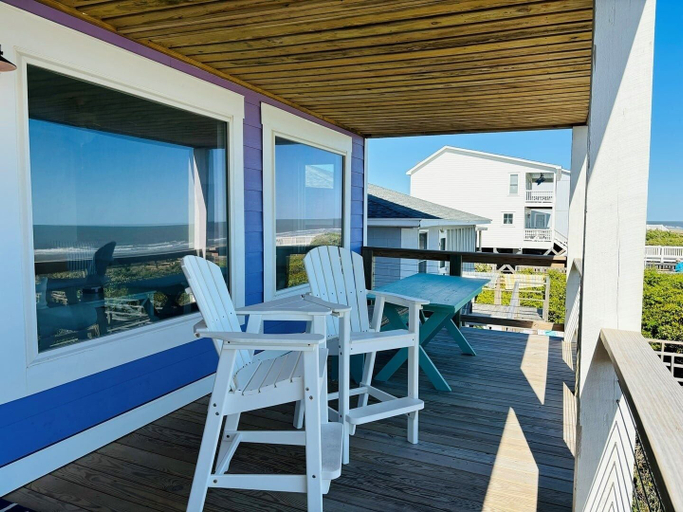 Outdoor dining 4, Nothin But Nett 5 Bedroom Home by RedAwning, Brunswick
