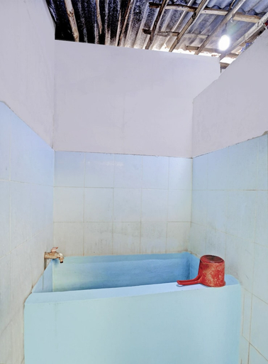 Bathroom, OYO Life 92921 Omaya Kost Syariah, Jombang