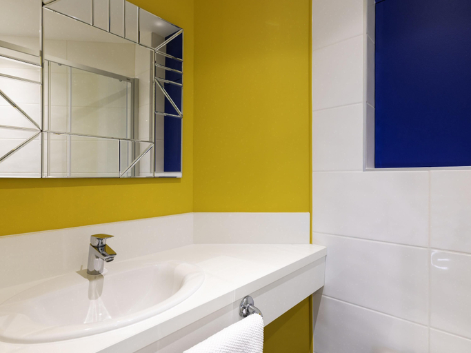 Bathroom 4, ibis budget Lyon Est Saint-Quentin-Fallavier, Isère