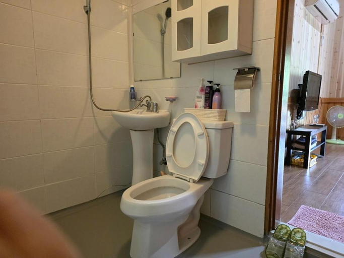 Bathroom 3, Goesan Joryeong Pension, Chungju