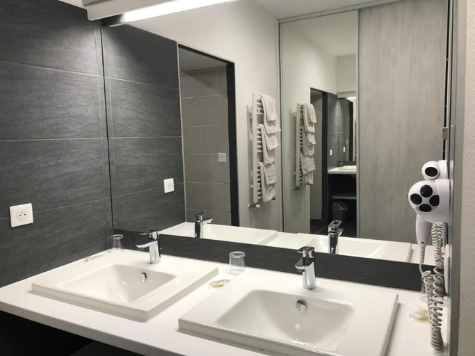 Bathroom 4, Hotel Lons, Ariège
