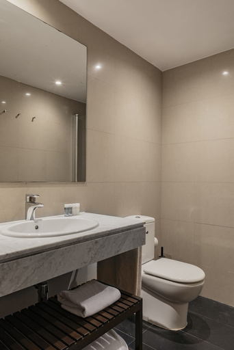 Bathroom 5, Villarroel Apartments Barcelona, Barcelona