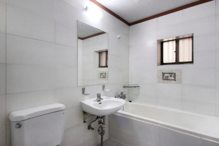 Bathroom, Dream of City Motel, Buk
