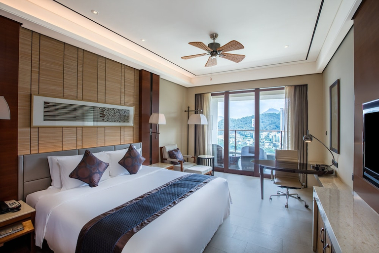 Bedroom 3, Crowne Plaza Sanya City Center by IHG, Sanya