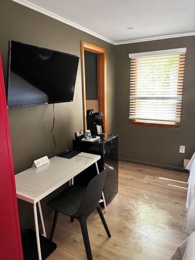 Room 5, Berkshire Lake Lodge, Berkshire