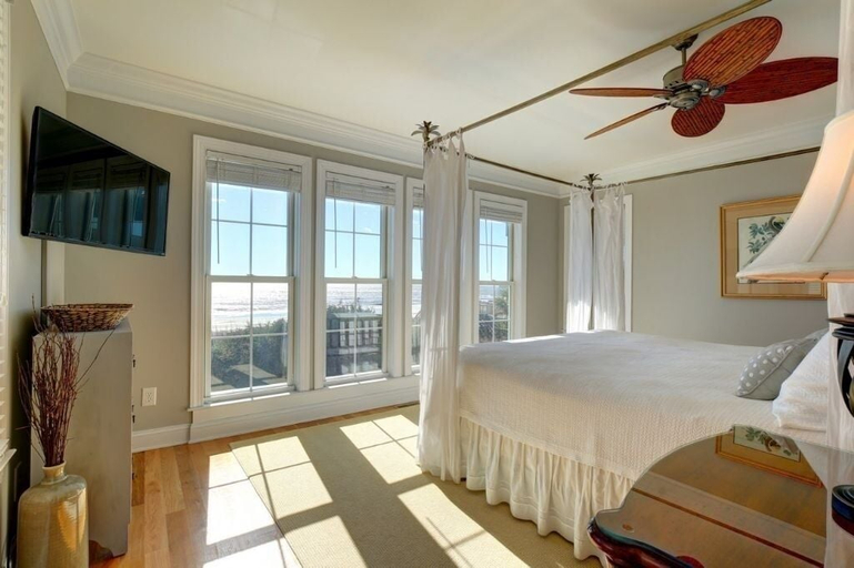 Room 5, The Seventh Day 6 Bedroom Home by RedAwning, Brunswick