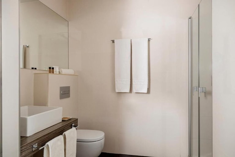 Bathroom 2, Aerotel Madrid Airport - Terminal 4, Madrid