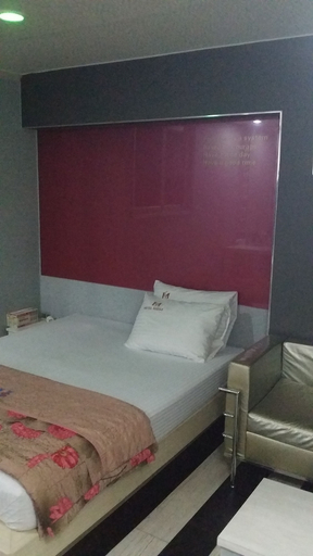 Bedroom 4, Midas Hotel, Buk