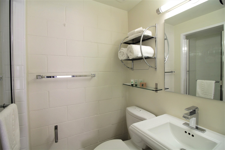 Bathroom, Palo Alto Lodge, Santa Clara