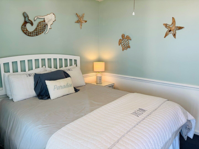 Room 5, Nothin But Nett 5 Bedroom Home by RedAwning, Brunswick