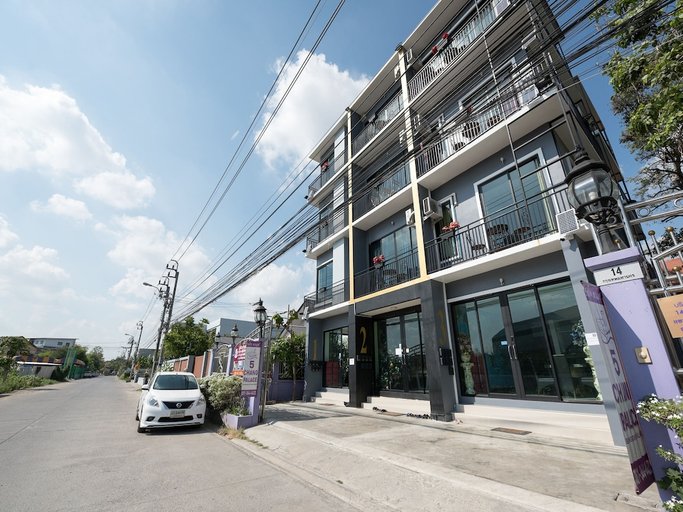 Exterior & Views
