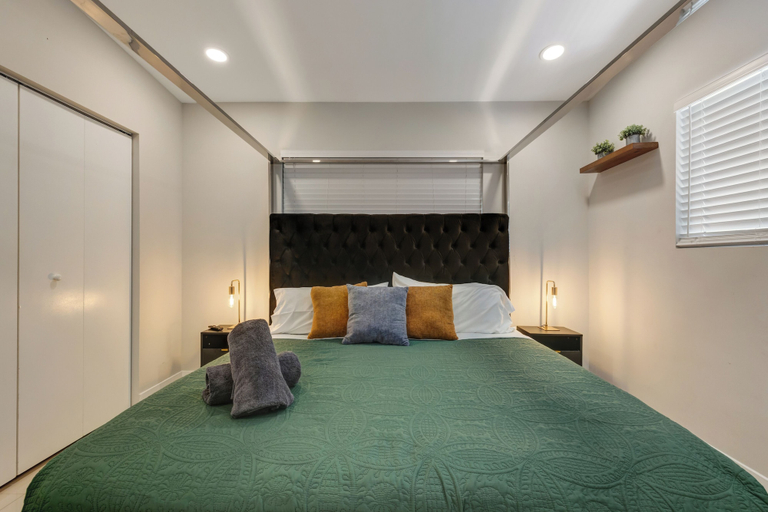 Room 3, Villa Solara | Pool · Cinema · Basketball Court, Miami-Dade
