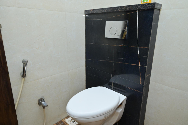 Bathroom 3, Wishotel Xpress Silver Sky, Indore