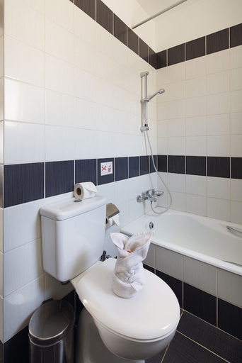 Bathroom 4, Club St. George