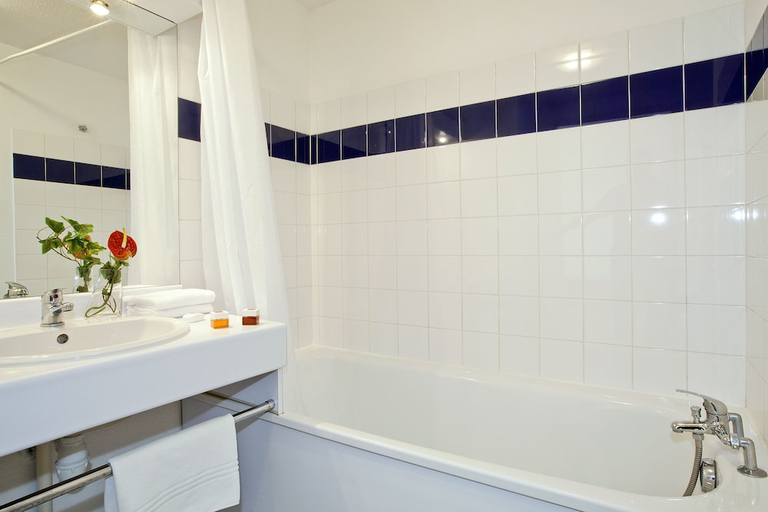 Bathroom 5, Séjours & Affaires Lyon Saint-Nicolas, Rhône