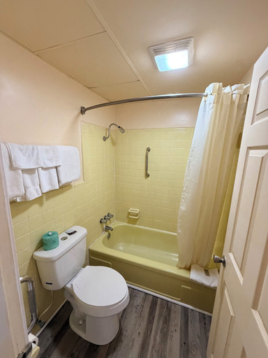 Bathroom 5, Scottish Inn & Suites, Houston