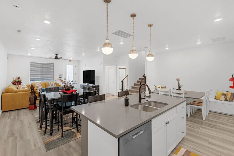Interior 5, 485 Rooftop Hot Tub - Sleeps 24, Washington