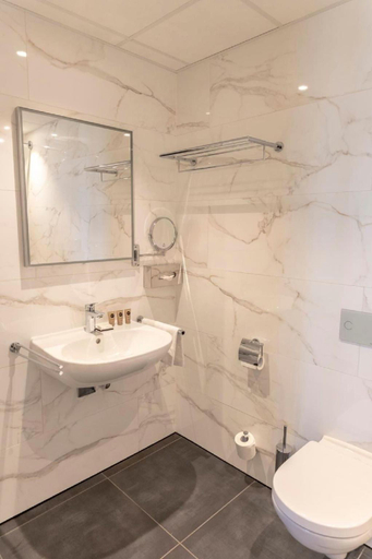 Bathroom 3, M Hotel, Limburg