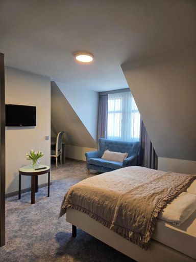 Others 5, Hotel zur Kaiserpfalz, Burgenlandkreis
