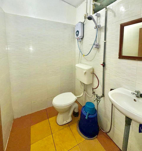 Bathroom 5, Johans Chalet & Restaurant, Mersing