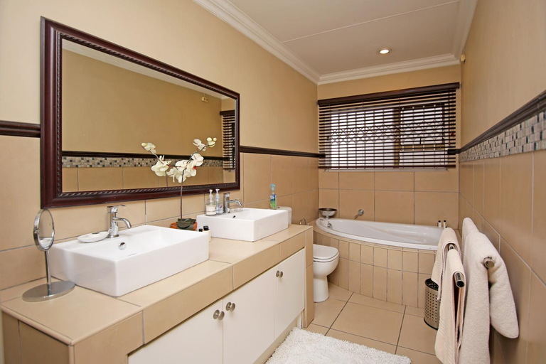 Bathroom 4, 18 Plymouth Place, City of Johannesburg