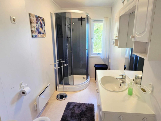 Bathroom 3, person holiday home in EIDSVAG-By Traum, Nesset