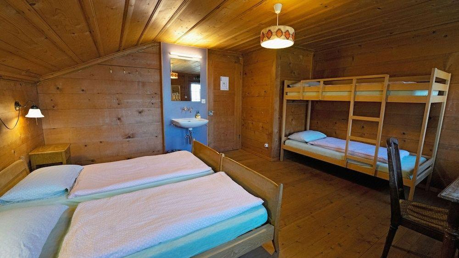 Bedroom 3, Leissigen Youth Hostel, Interlaken