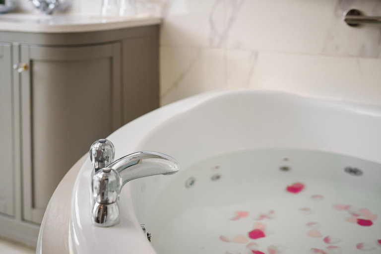 Bathroom 5, Errigal Country House Hotel
