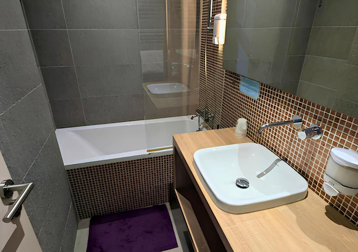 Bathroom 4, Hotel Jean Bart, Paris