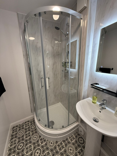 Bathroom 3, The White Hart, Wiltshire