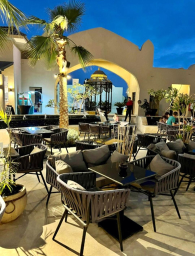 Food & Drinks, at AlDaU Heights, Al-Ghurdaqah