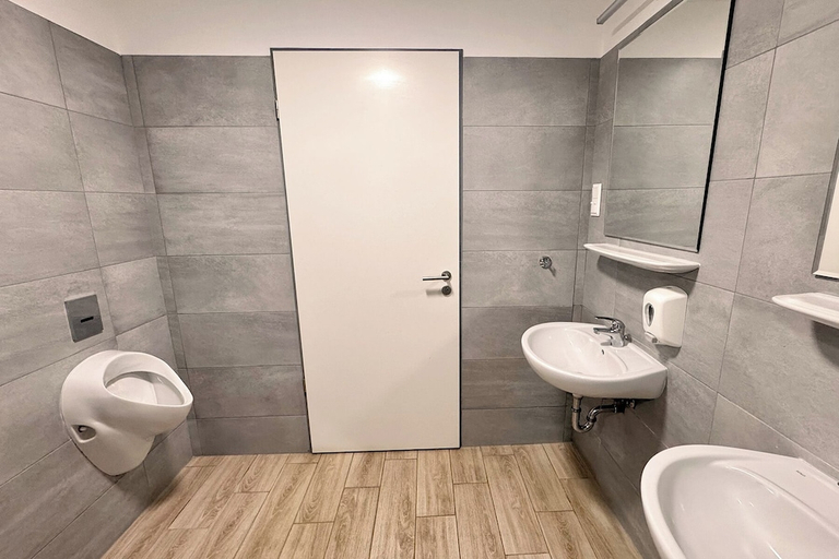Bathroom 3, Dominik Panzio, Budapesti