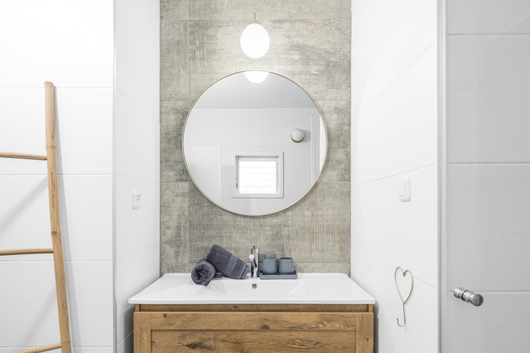 Bathroom 2, Sunshine Suite Boutique - Only 5 Min Walk To The Beach
