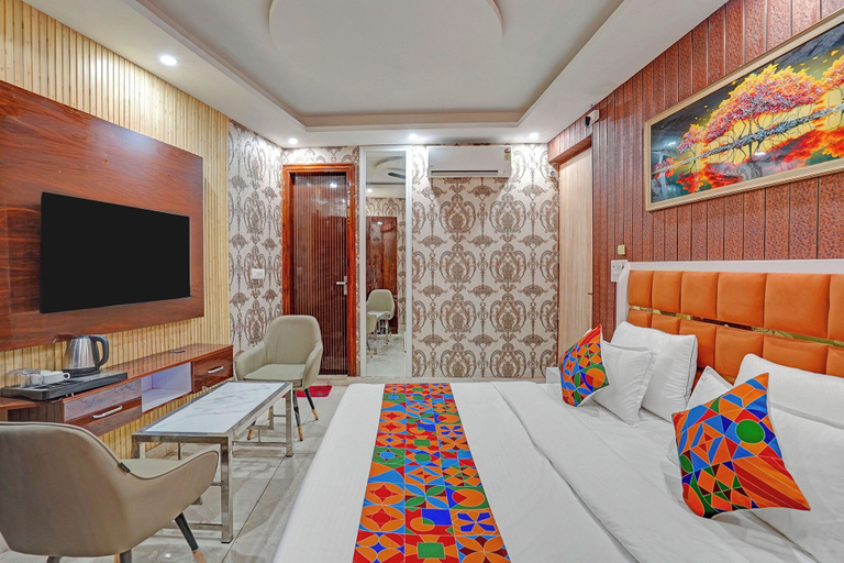 Bathroom 2, FabHotel Red Carpet, Gautam Buddha Nagar