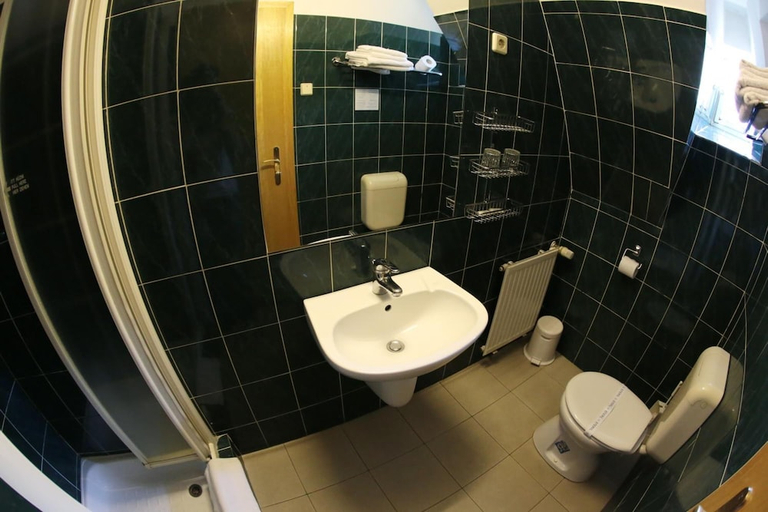 Bathroom 4, Hotel Bara Budapest, Budapesti