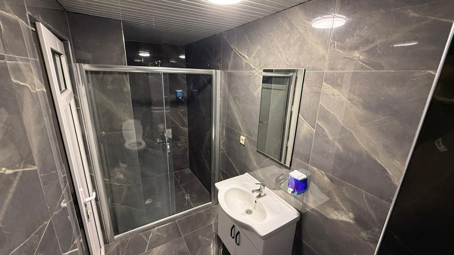 Bathroom 5, Grand Black Hotel, Merkez