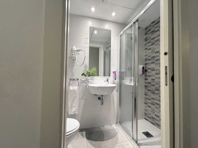 Bathroom 5, Hotel BestPrice Gracia, Barcelona