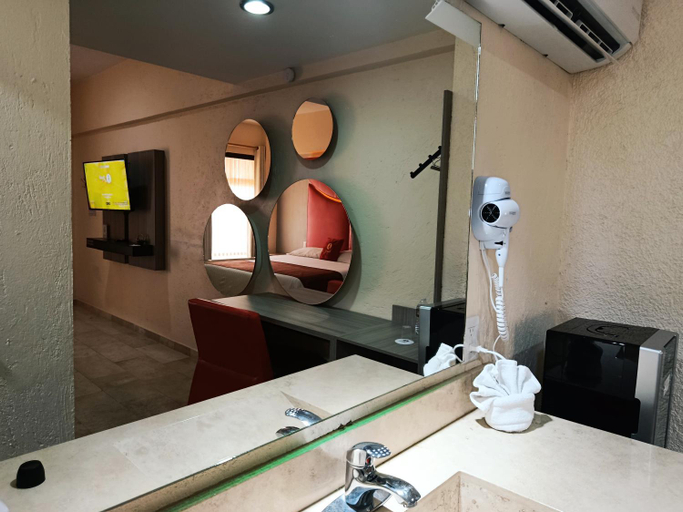 Bathroom 3, Hotel Yahalis, Jilotepec